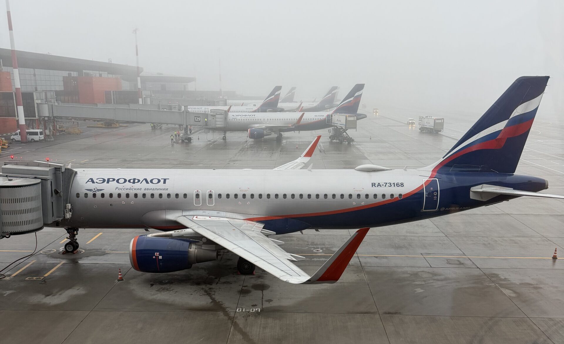 Airbus A320 Аэрофлота RA-73168 у телетрапа терминала B Шереметьево в тумане, накануне борт прилетел рейсом SU1083 из Геленджика
