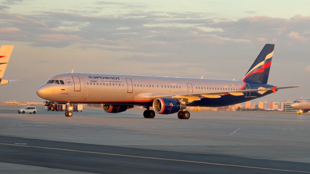 Airbus A321 RA-73164 «Аэрофлота» с бизнес-классом на 28 кресел рулит по перрону Шереметьево после рейса SU2119 из Бодрума