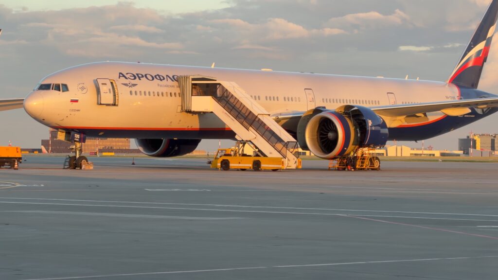 777-300ER RA-73135 «Аэрофлота» с открытым капотом двигателя GE90 и трапом у двери на перроне Шереметьево в вечернем свете