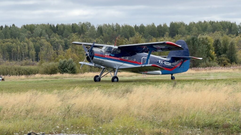 Ан-2ТП RA-02324 авиакомпании «2-й Архангельский объединённый авиаотряд» садится на грунтовую полосу Пертоминска после рейса из Лопшеньги