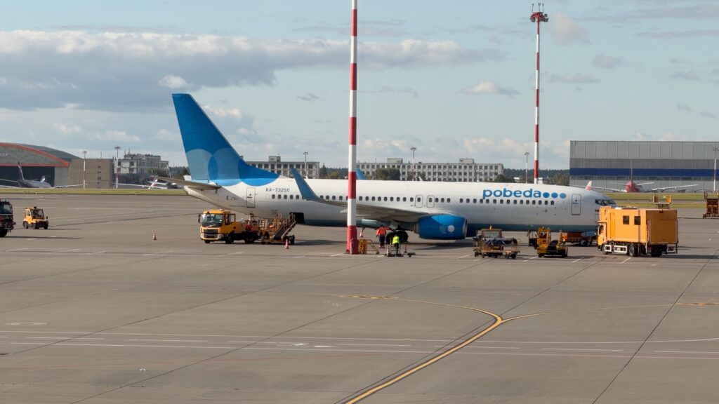 Boeing 737-800 RA-73250 авиакомпании «Победа» с наземной техникой на перроне Шереметьево