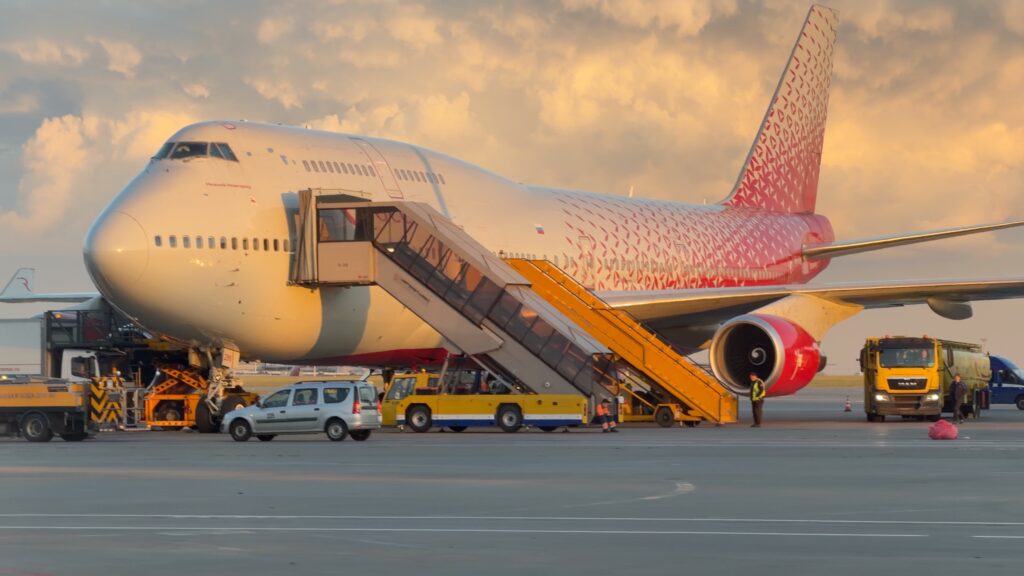 Boeing 747-400 RA-73286 авиакомпании «Россия» с двумя трапами и топливозаправщиком в Шереметьево перед рейсом SU6289 в Магадан