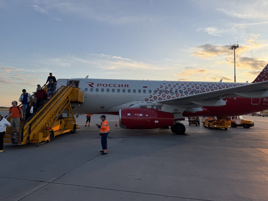 Пассажиры выходят по трапу из Sukhoi Superjet 100 RA-89125 авиакомпании «Россия» на перроне Шереметьево после рейса из Архангельска