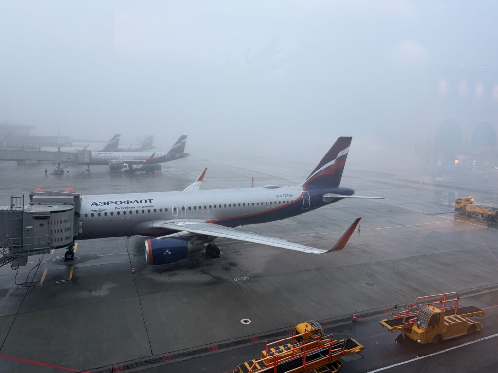 Airbus A320 Аэрофлота RA-73168 у телетрапа терминала B аэропорта Шереметьево в густом утреннем тумане, на заднем плане хвосты других самолетов Аэрофлота, октябрь 2026 года