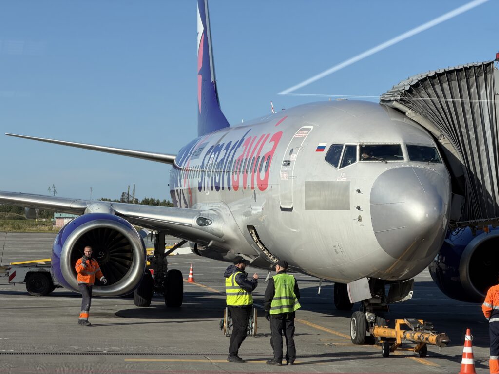 Boeing 737-800 RA-73661 Smartavia у телетрапа аэропорта Талаги после рейса 5N150 из Санкт-Петербурга, рядом сотрудники наземных служб