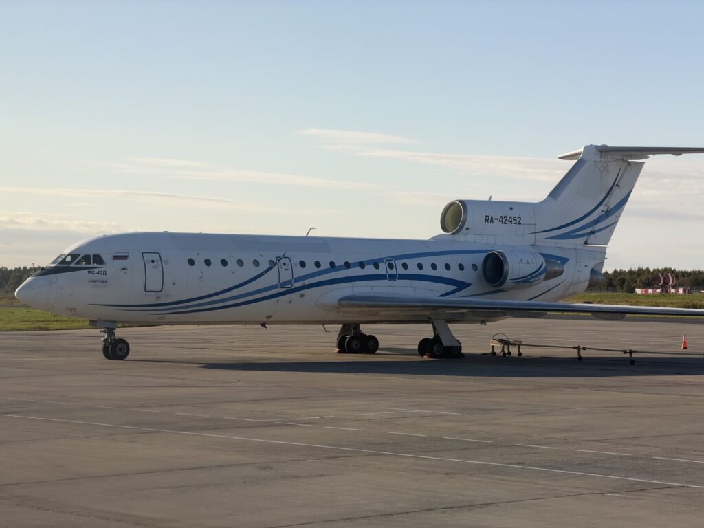 Як-42Д RA-42452 авиакомпании «Арктика» в бело-синей ливрее на стоянке аэропорта Талаги в Архангельске